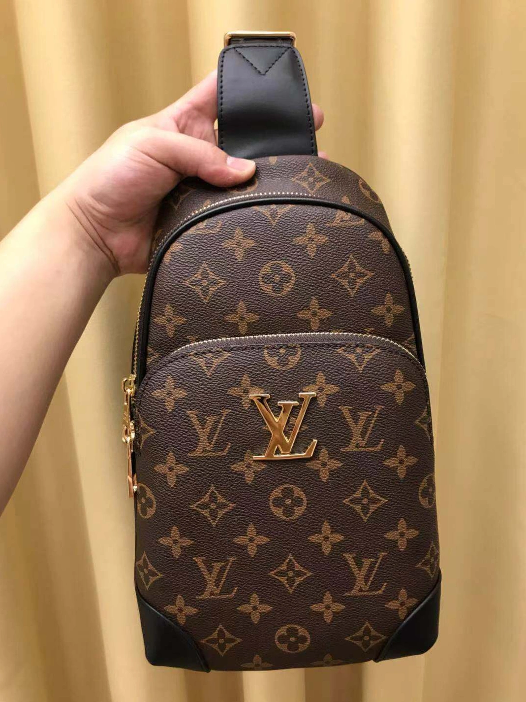 Louis Vuitton AAA Man Messenger Bags Classic 2712
