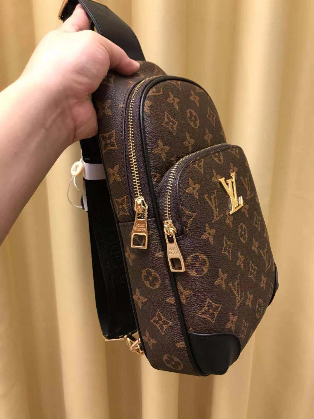 Louis Vuitton AAA Man Messenger Bags Classic 2712