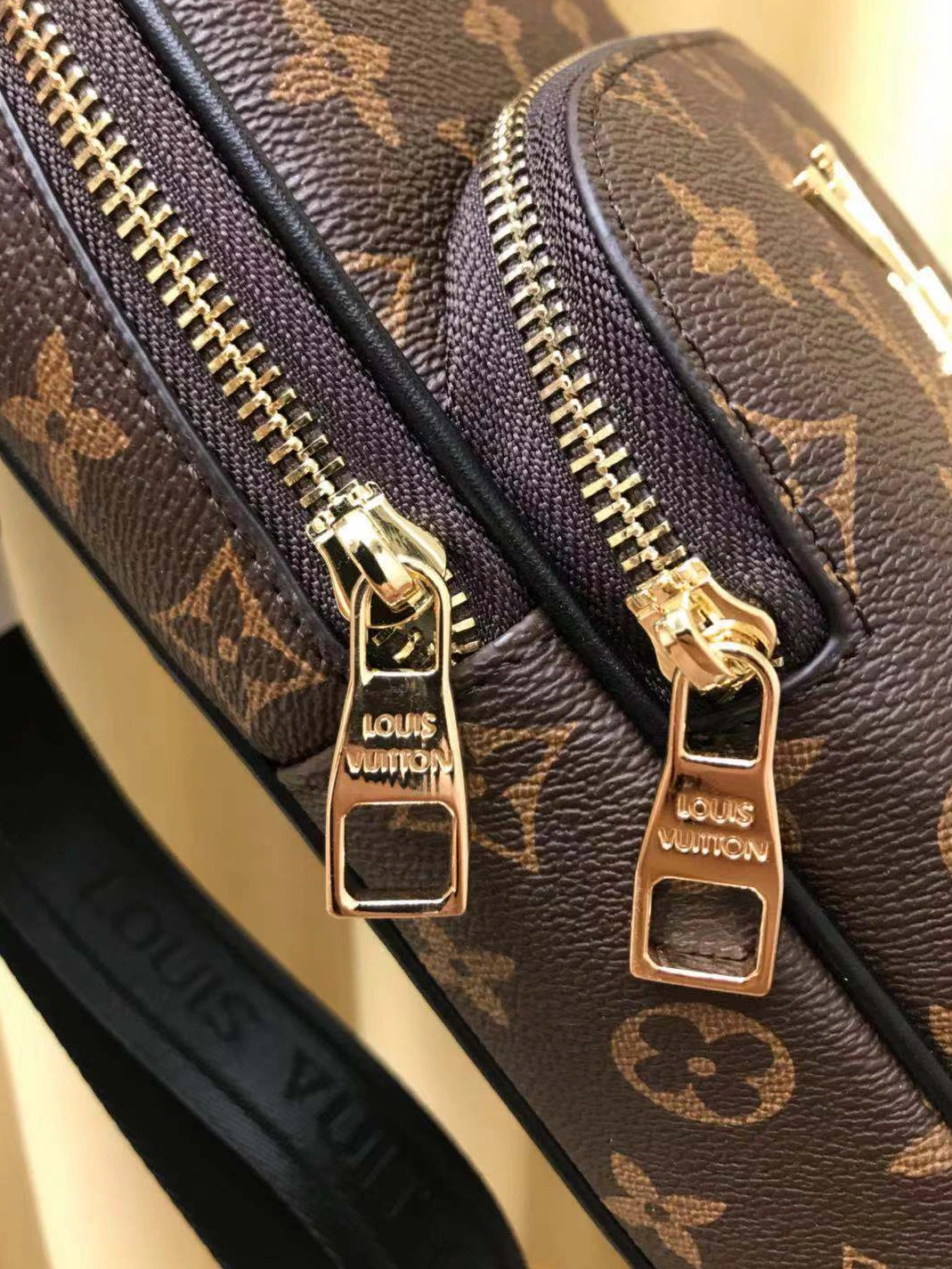 Louis Vuitton AAA Man Messenger Bags Classic 2712