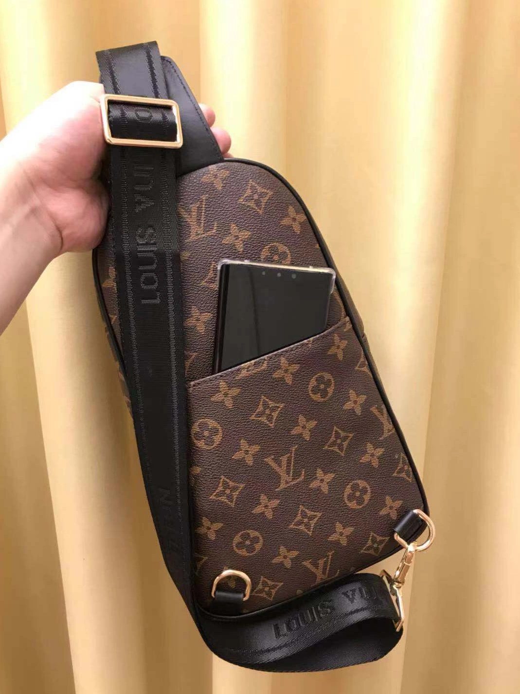 Louis Vuitton AAA Man Messenger Bags Classic 2712