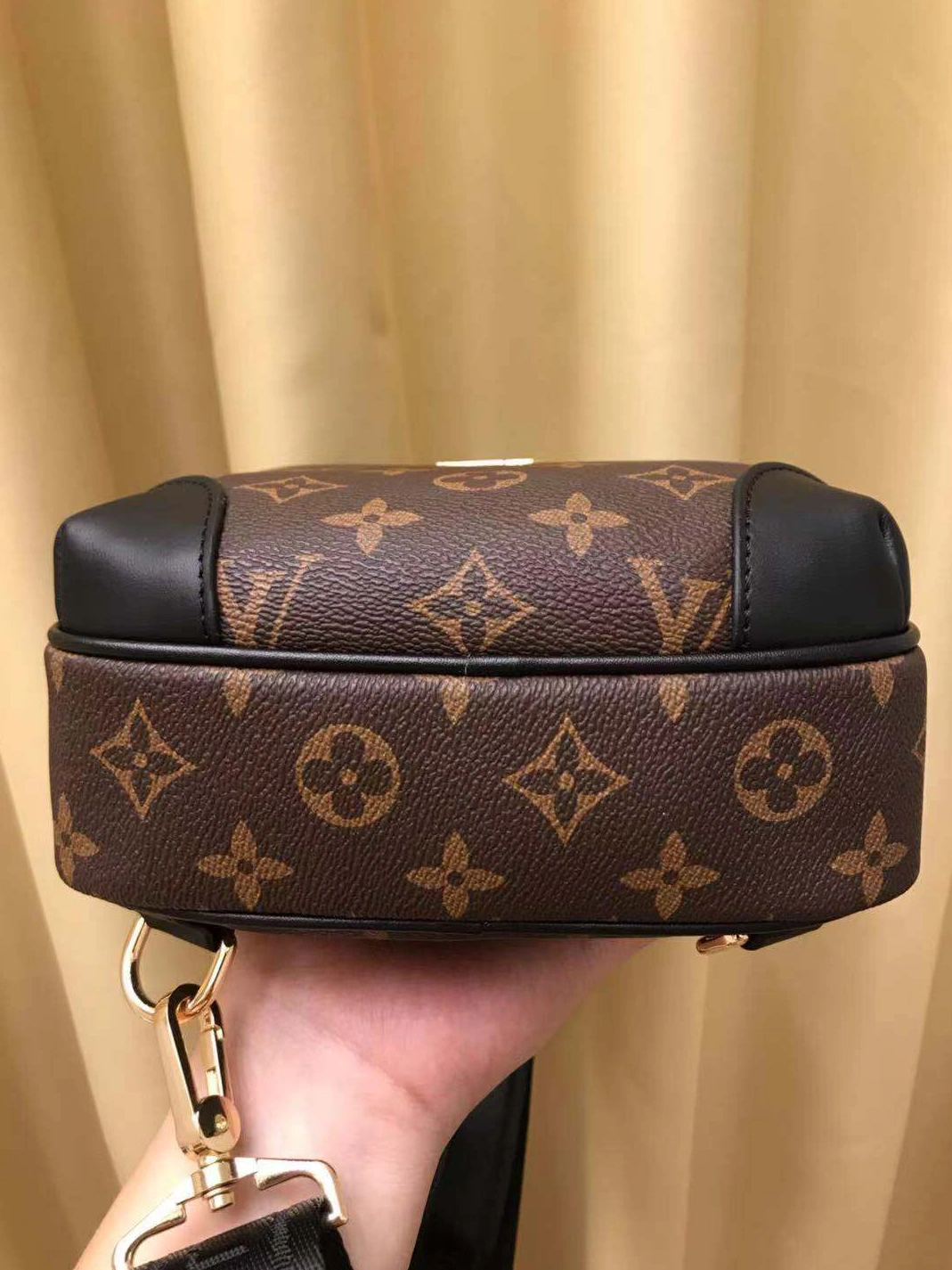 Louis Vuitton AAA Man Messenger Bags Classic 2712
