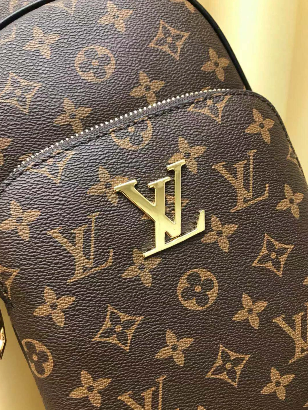 Louis Vuitton AAA Man Messenger Bags Classic 2712