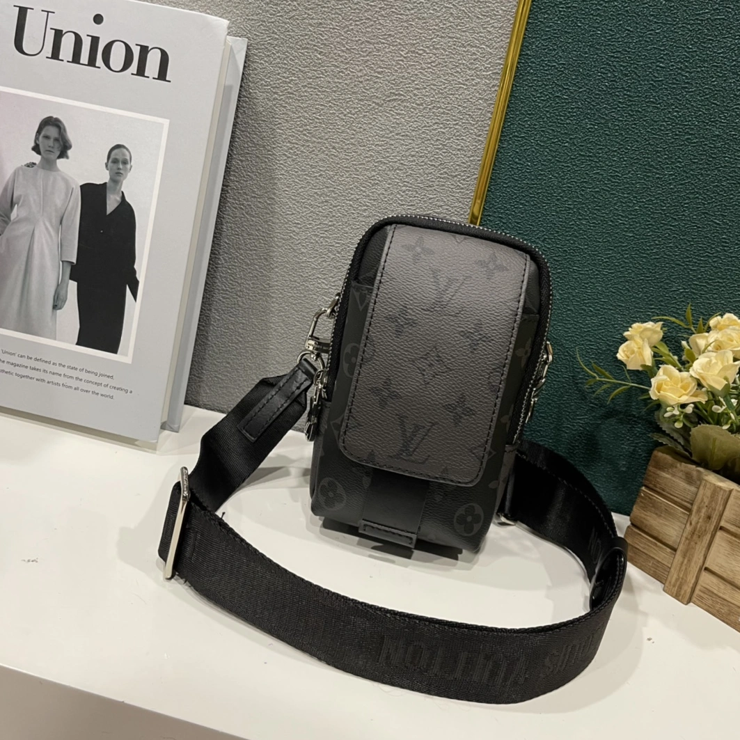 Louis Vuitton AAA Man Messenger Bags Classic 4671