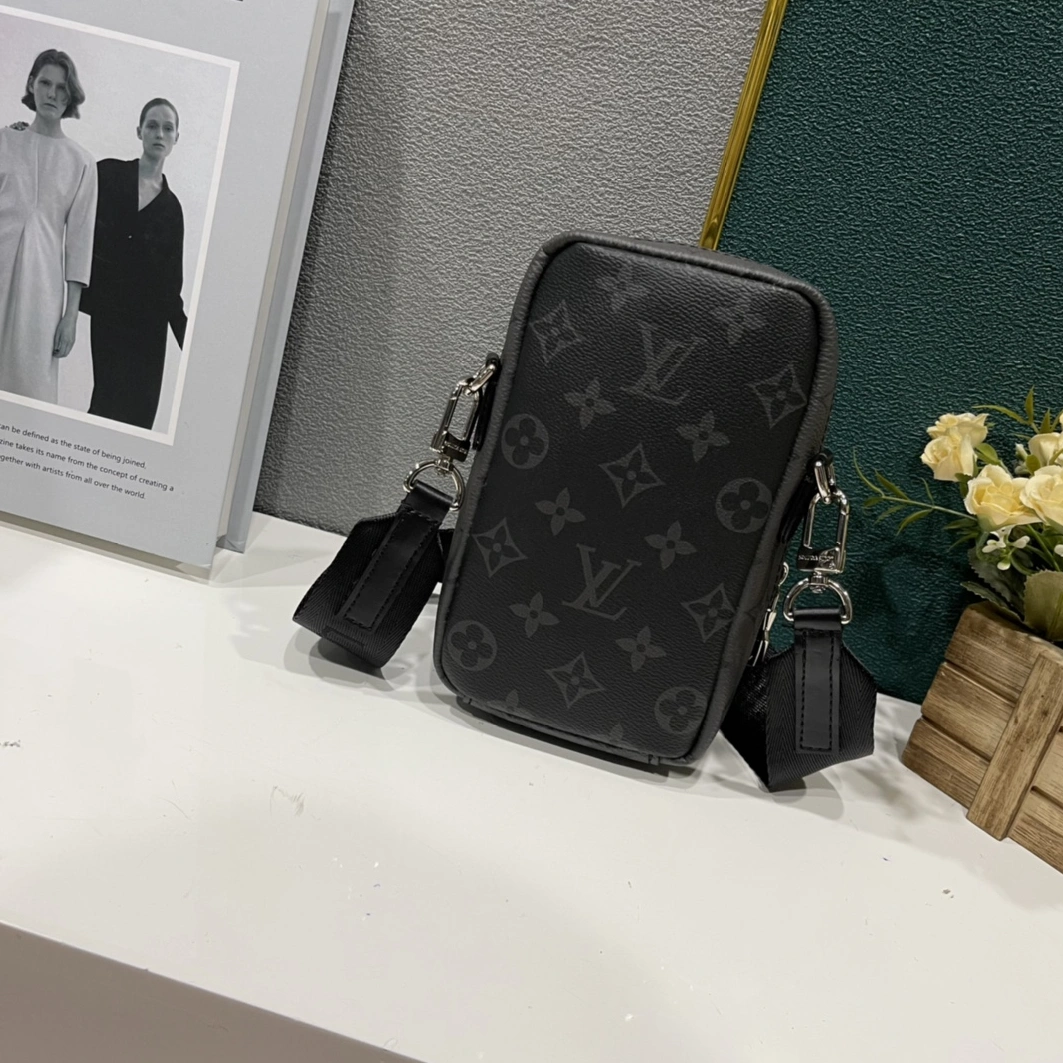 Louis Vuitton AAA Man Messenger Bags Classic 4671