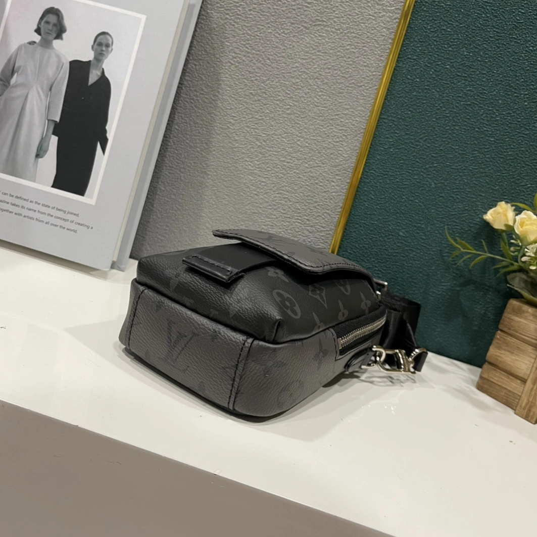 Louis Vuitton AAA Man Messenger Bags Classic 4671