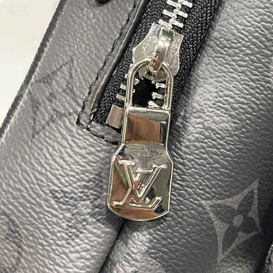 Louis Vuitton AAA Man Messenger Bags Classic 4671