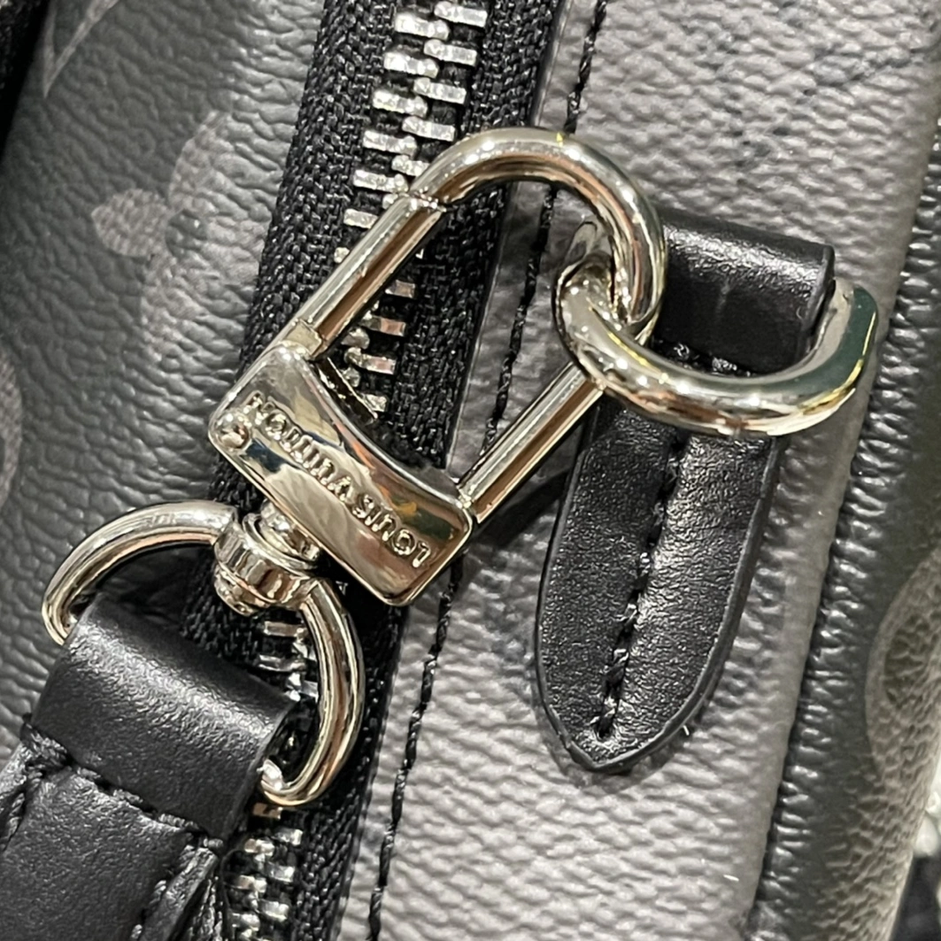 Louis Vuitton AAA Man Messenger Bags Classic 4671