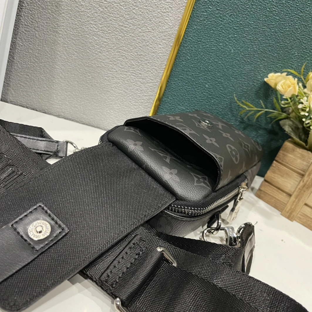 Louis Vuitton AAA Man Messenger Bags Classic 4671
