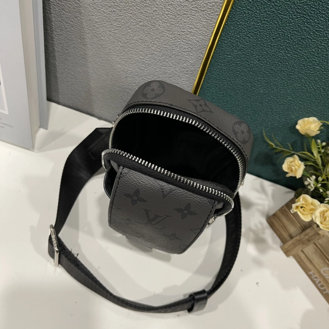 Louis Vuitton AAA Man Messenger Bags Classic 4671