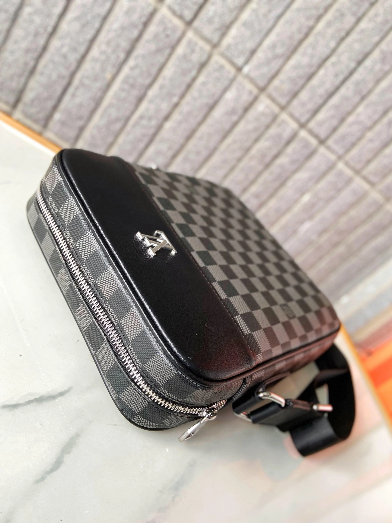 Louis Vuitton AAA Man Messenger Bags Classic 9925