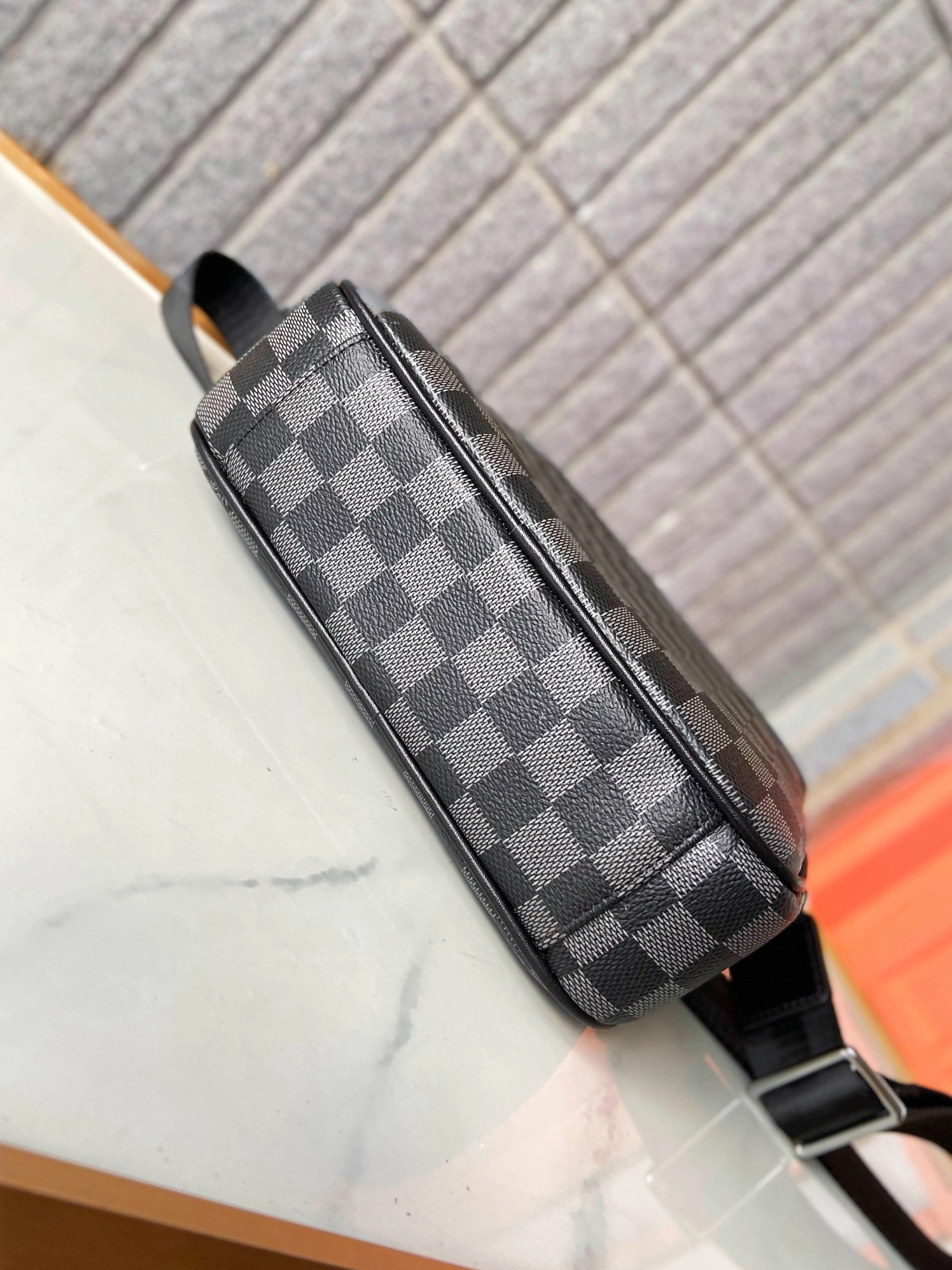 Louis Vuitton AAA Man Messenger Bags Classic 9925