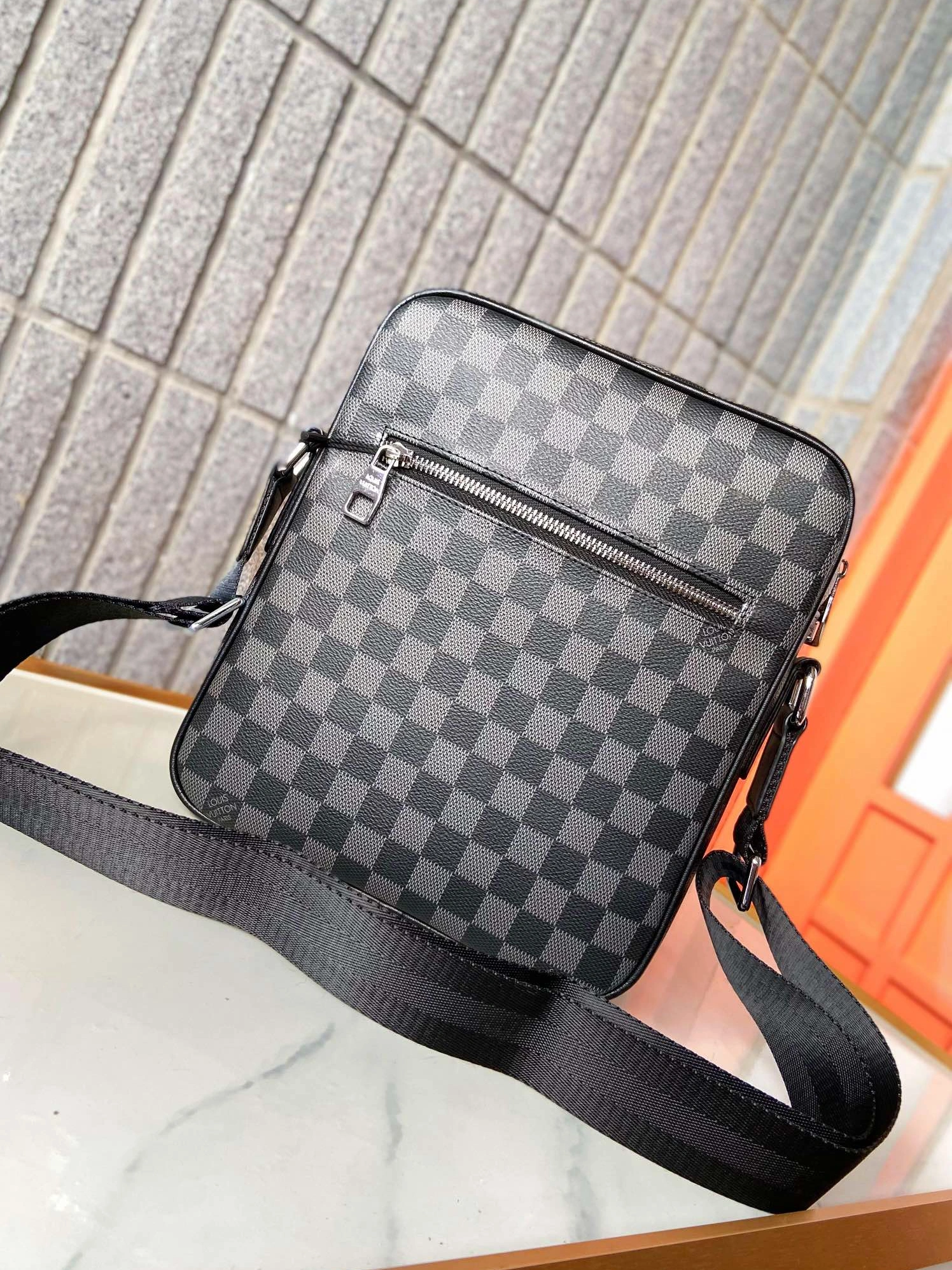 Louis Vuitton AAA Man Messenger Bags Classic 9925
