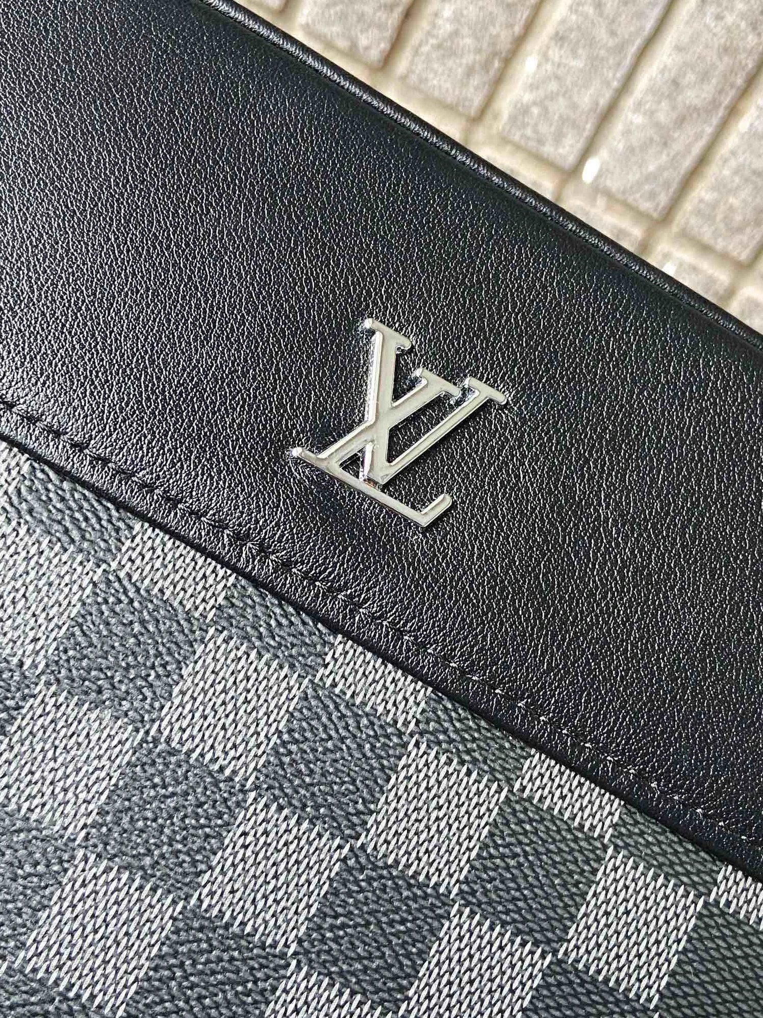Louis Vuitton AAA Man Messenger Bags Classic 9925