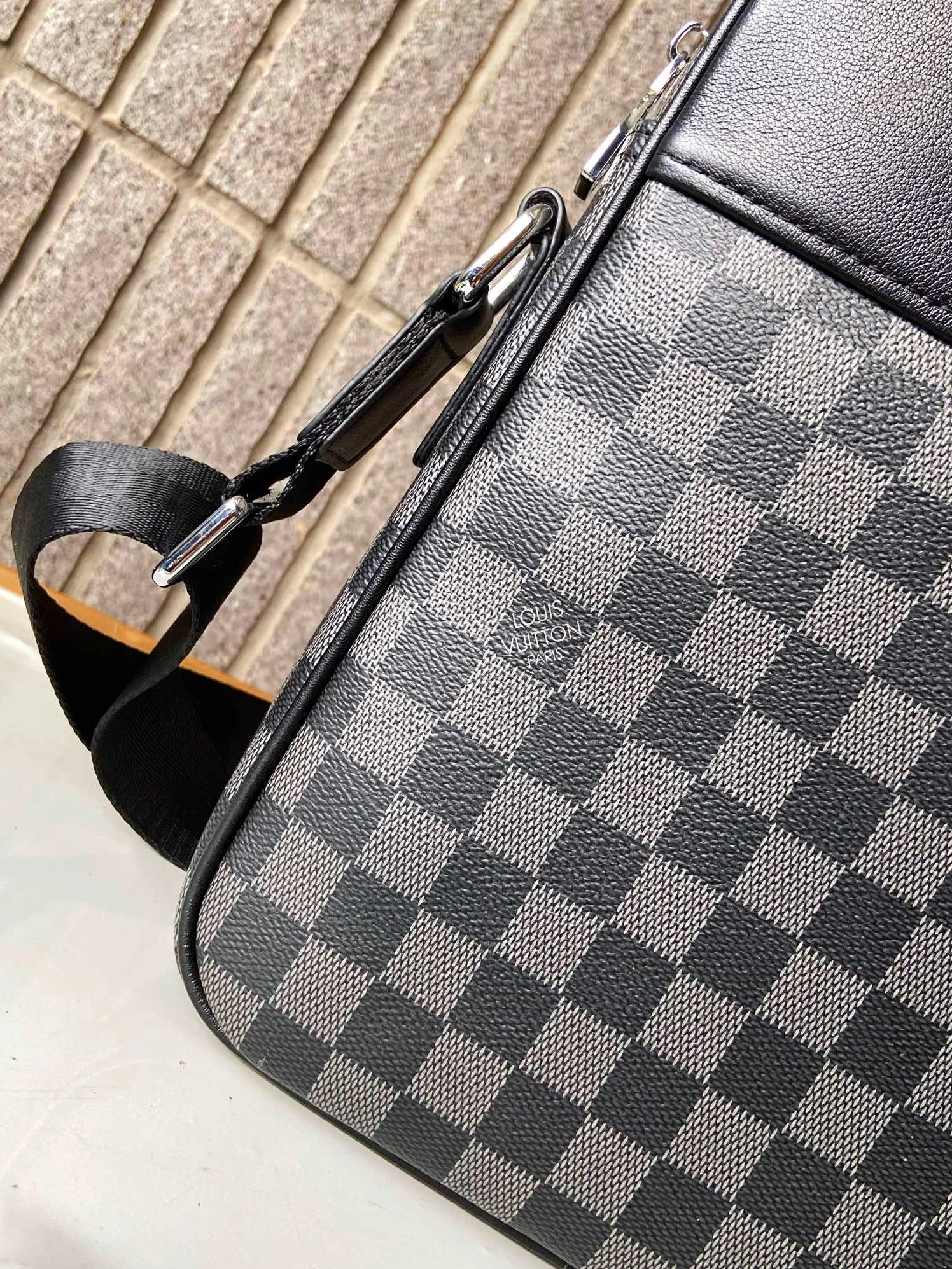 Louis Vuitton AAA Man Messenger Bags Classic 9925