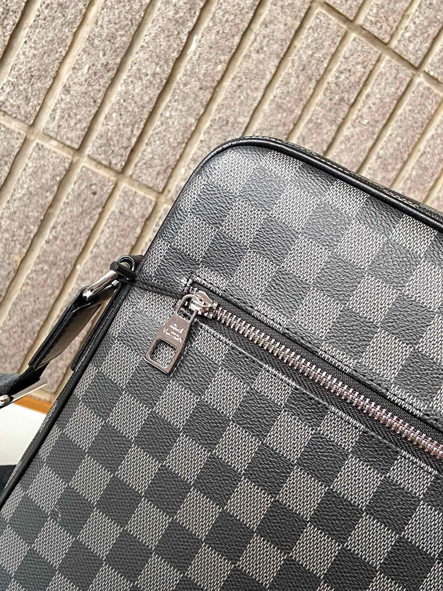 Louis Vuitton AAA Man Messenger Bags Classic 9925