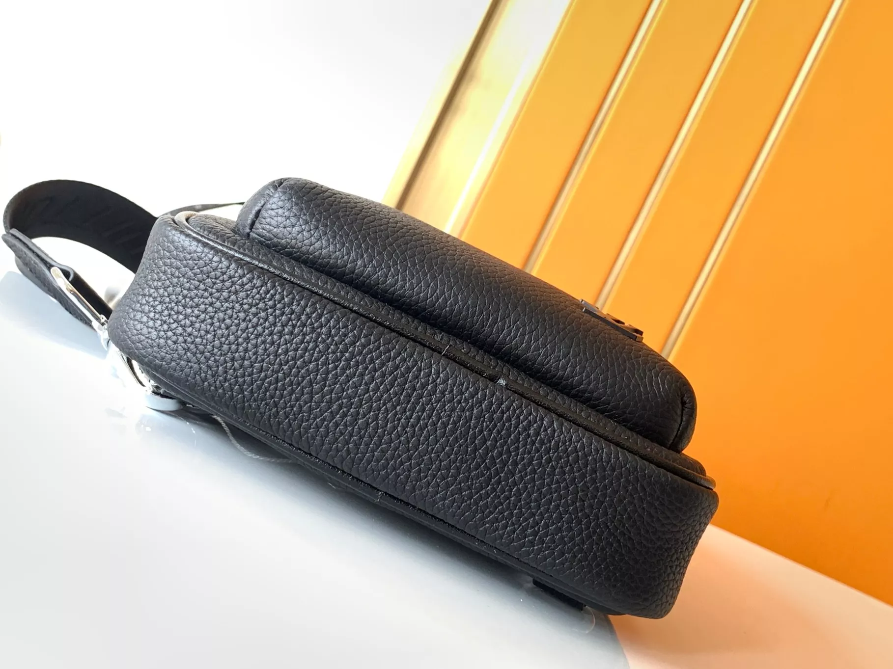 Louis Vuitton AAA Man Messenger Bags Comfortable 2610
