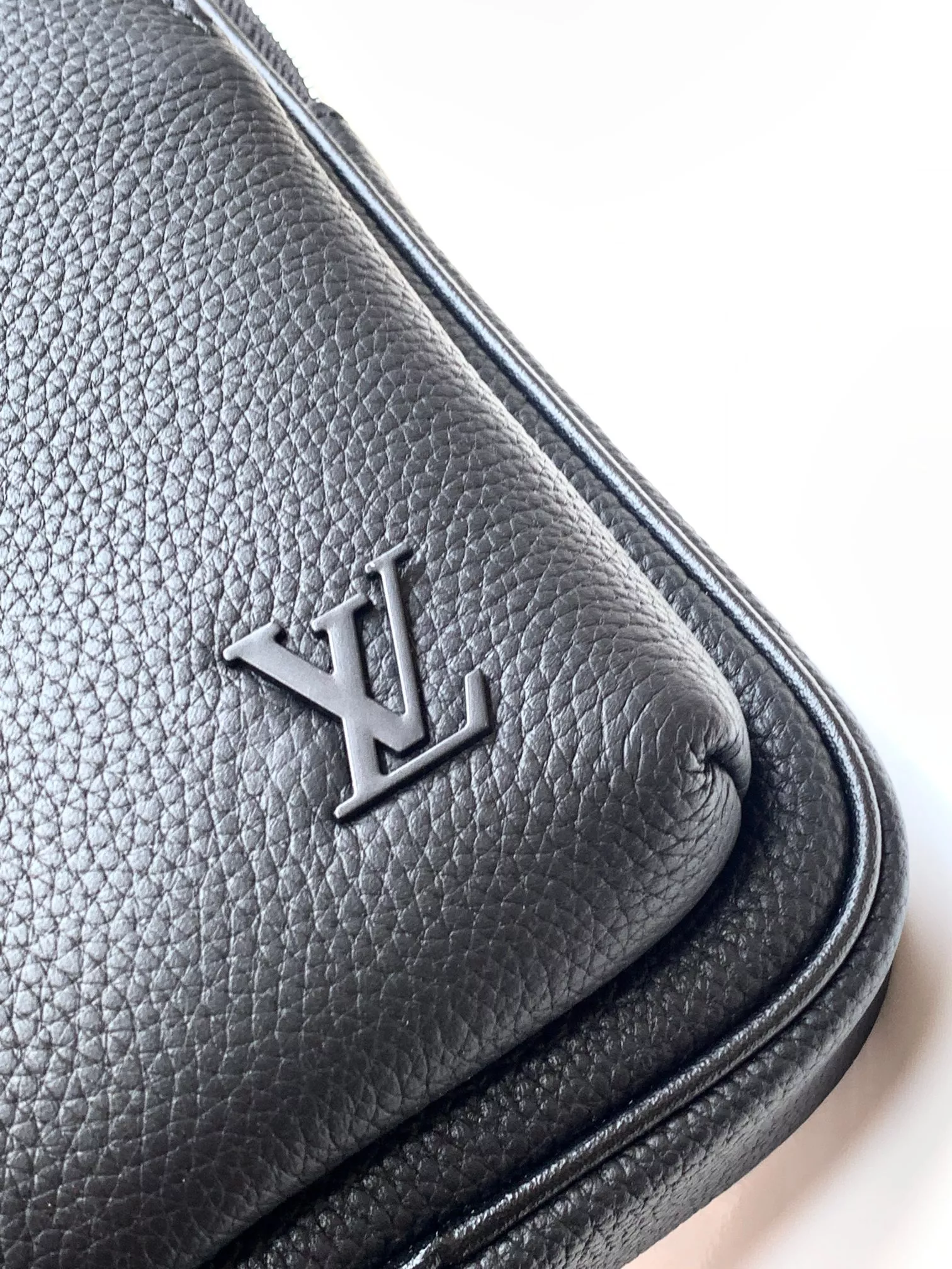 Louis Vuitton AAA Man Messenger Bags Comfortable 2610