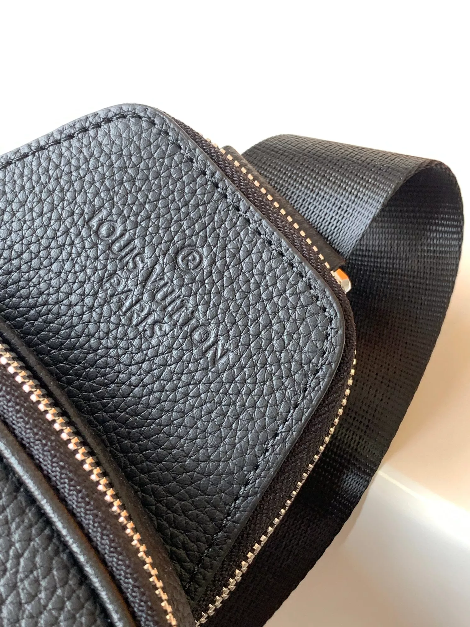 Louis Vuitton AAA Man Messenger Bags Comfortable 2610
