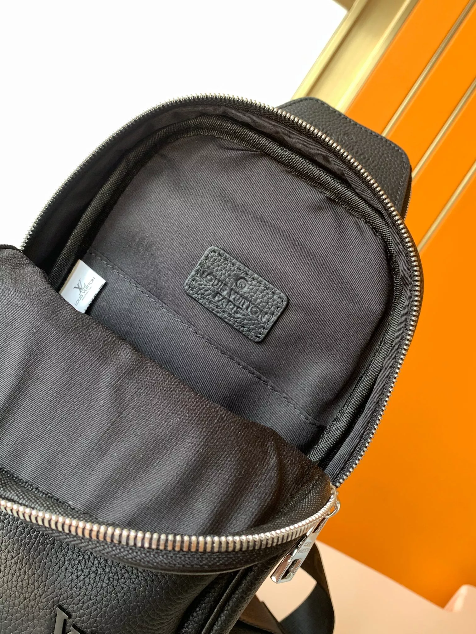 Louis Vuitton AAA Man Messenger Bags Comfortable 2610
