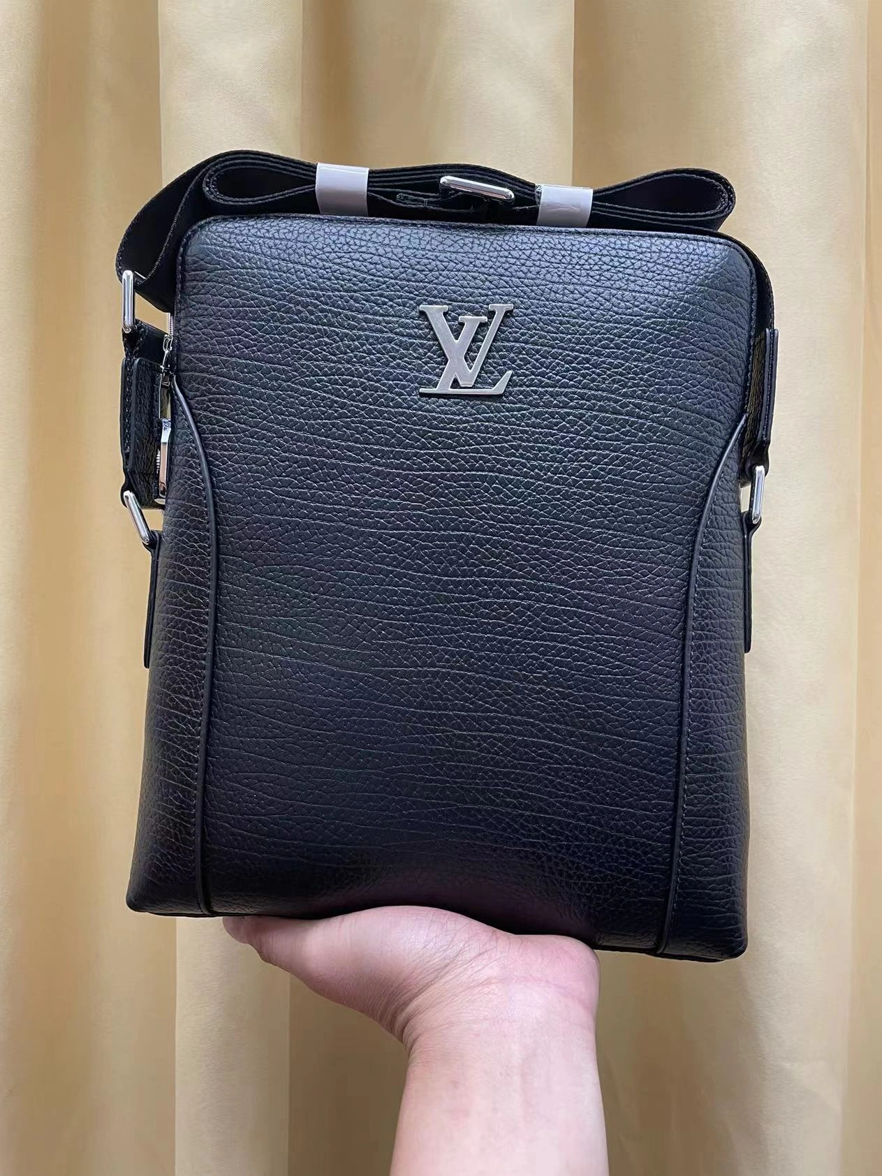 Louis Vuitton AAA Man Messenger Bags Comfortable 3829