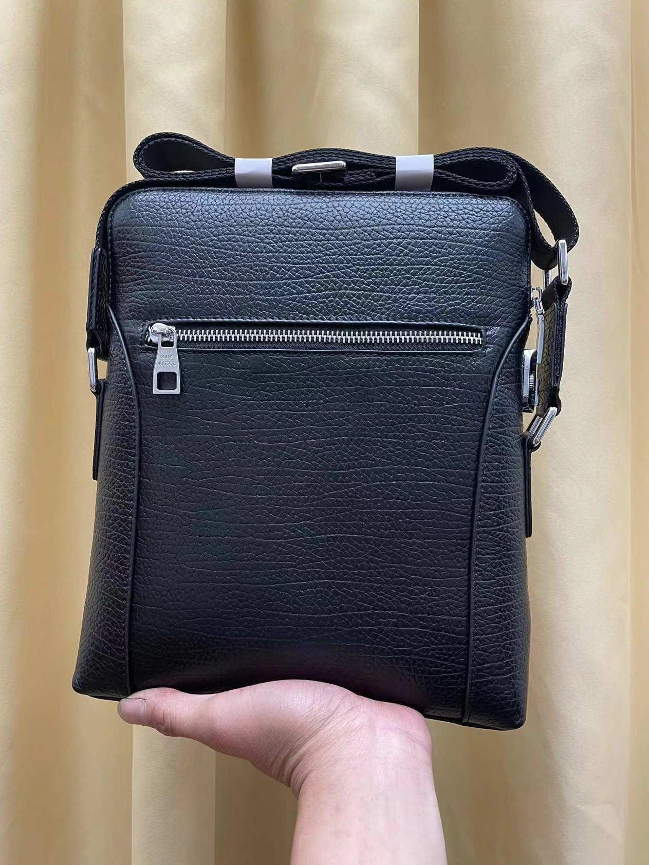 Louis Vuitton AAA Man Messenger Bags Comfortable 3829