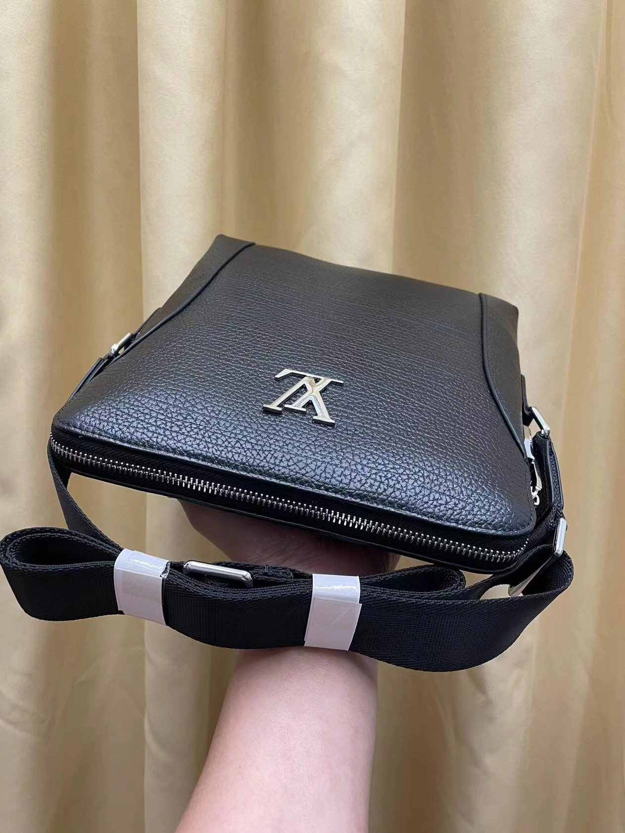 Louis Vuitton AAA Man Messenger Bags Comfortable 3829