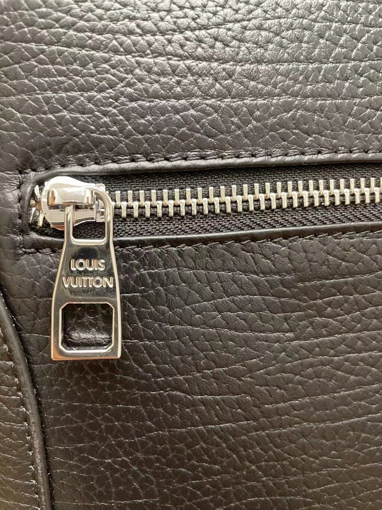 Louis Vuitton AAA Man Messenger Bags Comfortable 3829