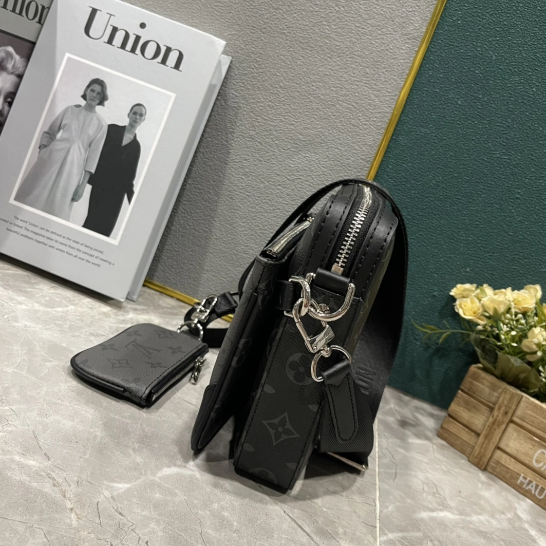 Louis Vuitton AAA Man Messenger Bags Comfortable 7156