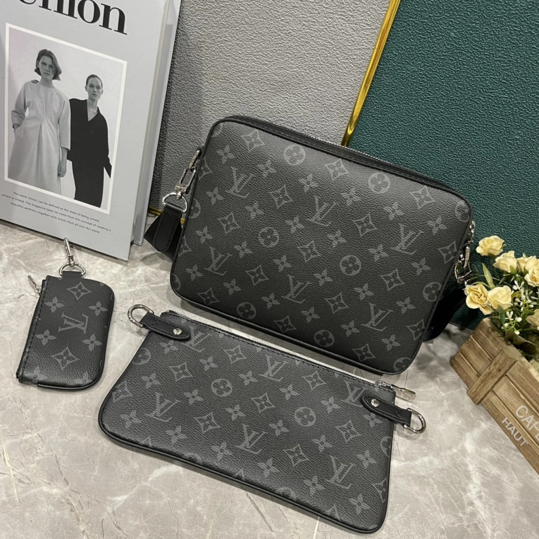 Louis Vuitton AAA Man Messenger Bags Comfortable 7156