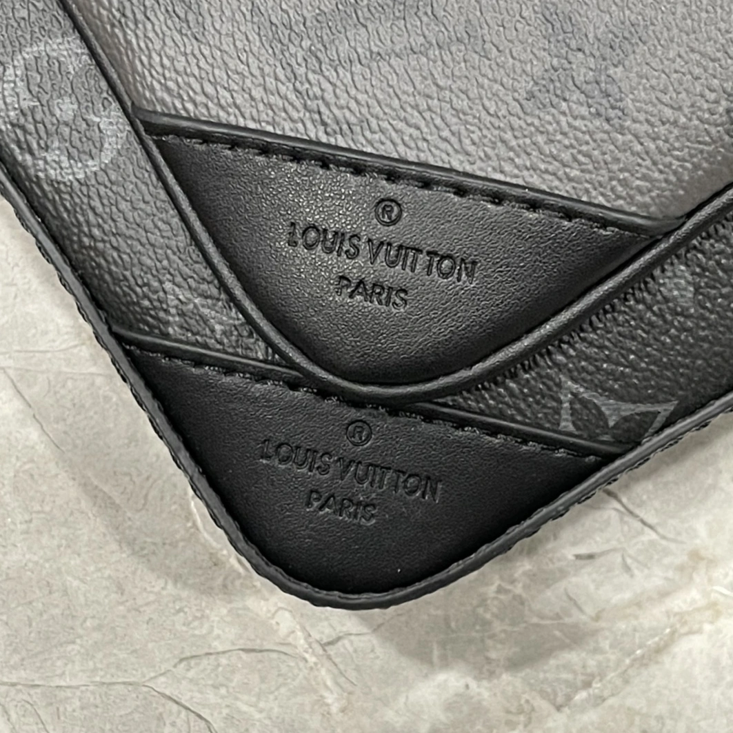 Louis Vuitton AAA Man Messenger Bags Comfortable 7156
