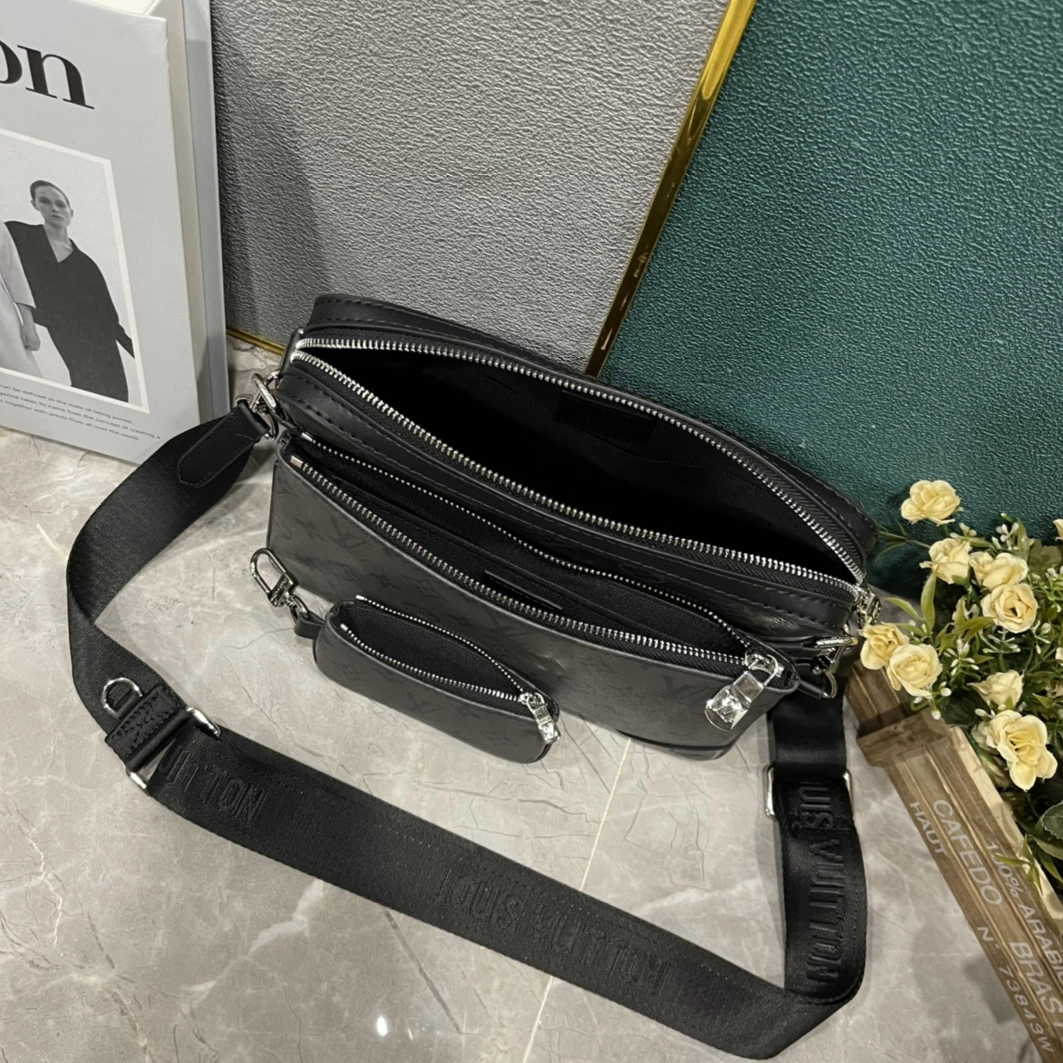 Louis Vuitton AAA Man Messenger Bags Comfortable 7156