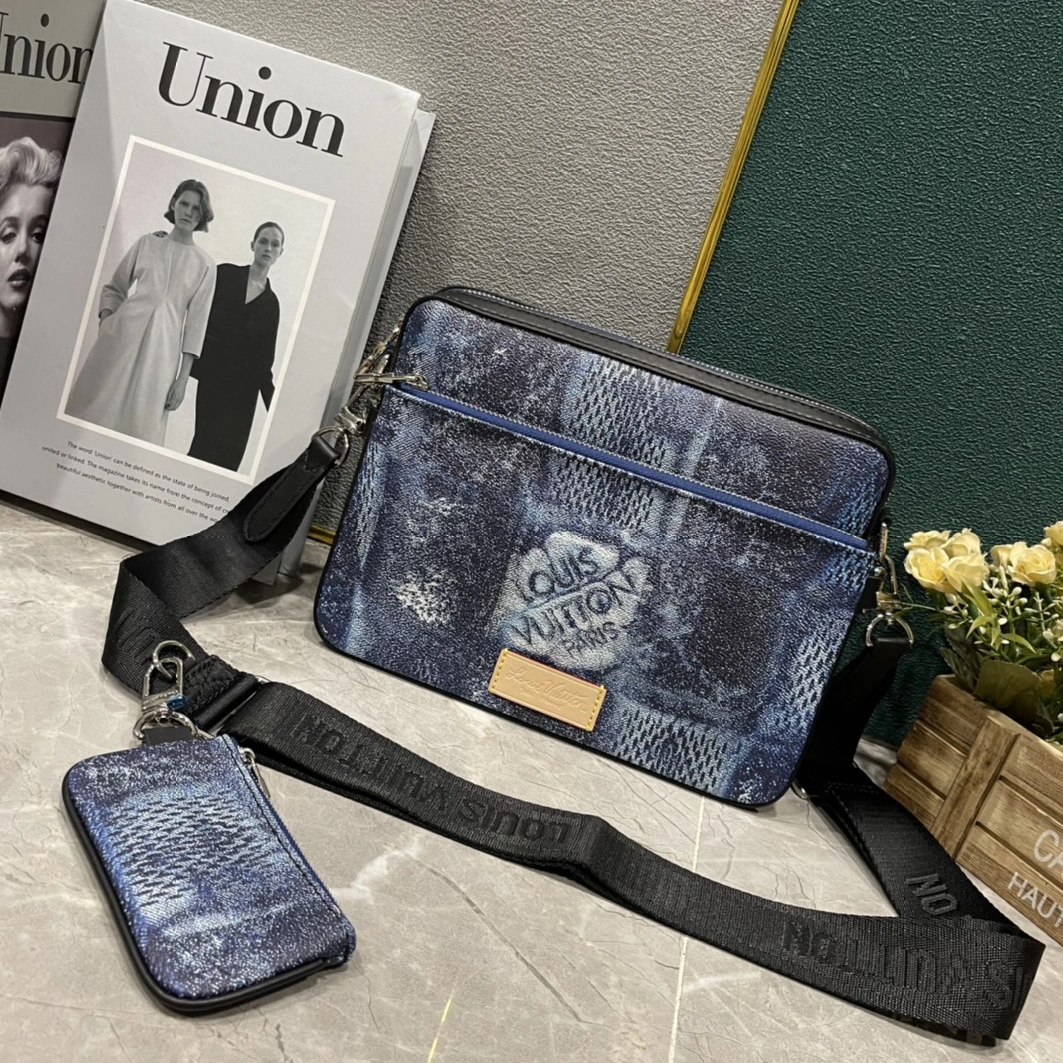 Louis Vuitton AAA Man Messenger Bags Comfortable 9431