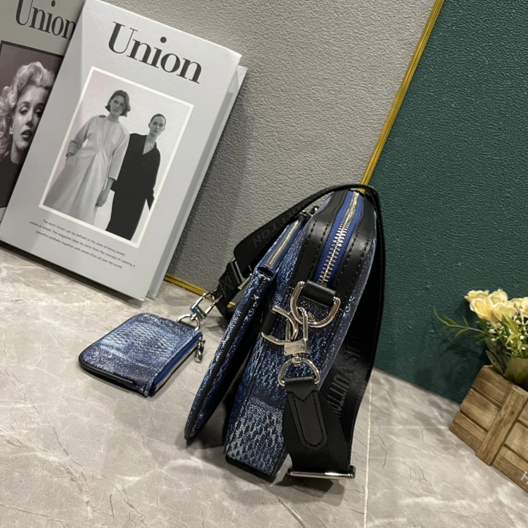 Louis Vuitton AAA Man Messenger Bags Comfortable 9431