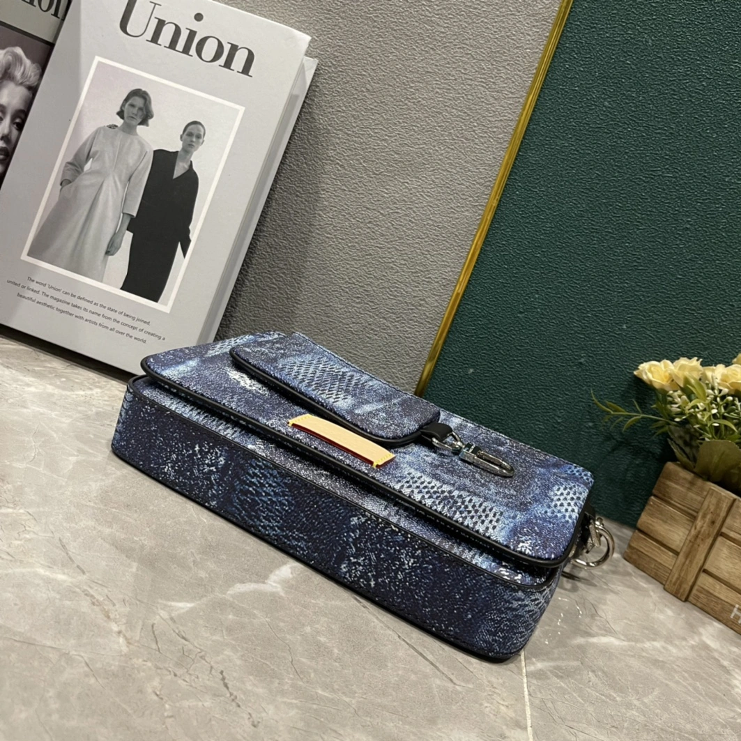 Louis Vuitton AAA Man Messenger Bags Comfortable 9431