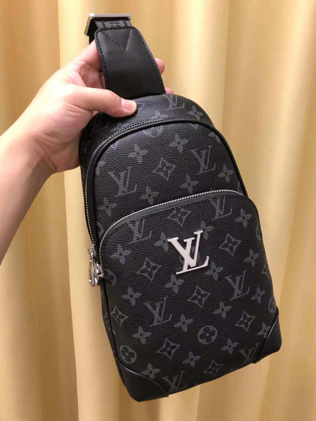 Louis Vuitton AAA Man Messenger Bags Compact 3735