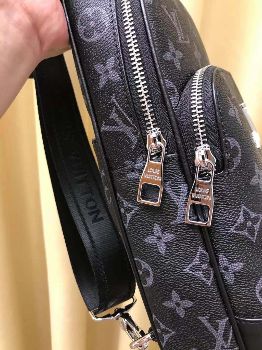 Louis Vuitton AAA Man Messenger Bags Compact 3735