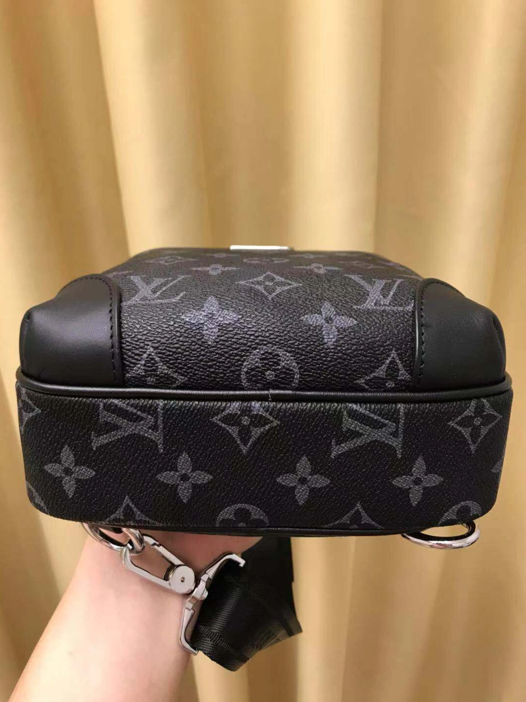 Louis Vuitton AAA Man Messenger Bags Compact 3735