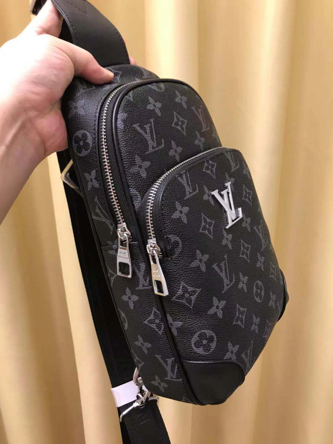 Louis Vuitton AAA Man Messenger Bags Compact 3735