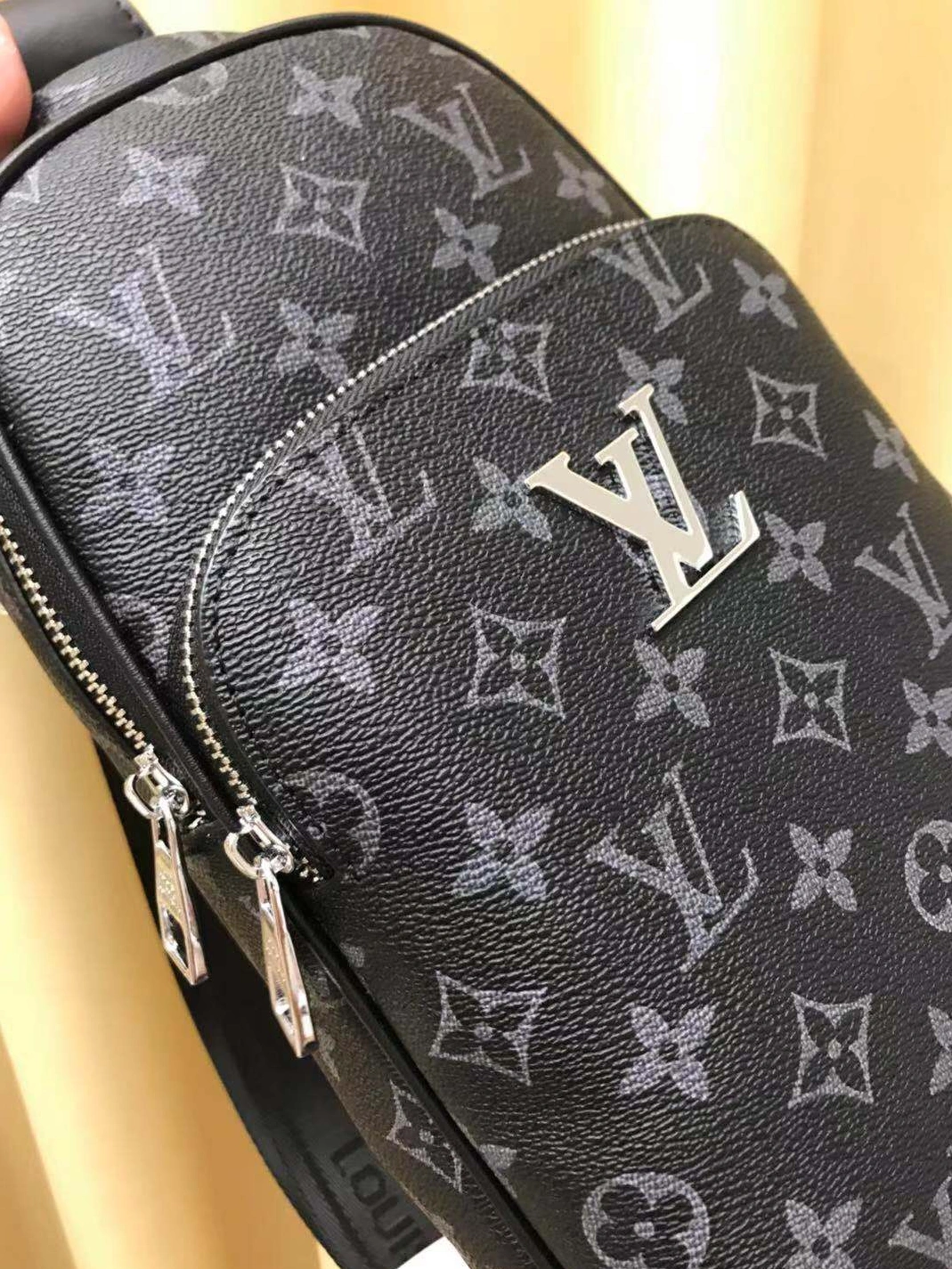 Louis Vuitton AAA Man Messenger Bags Compact 3735