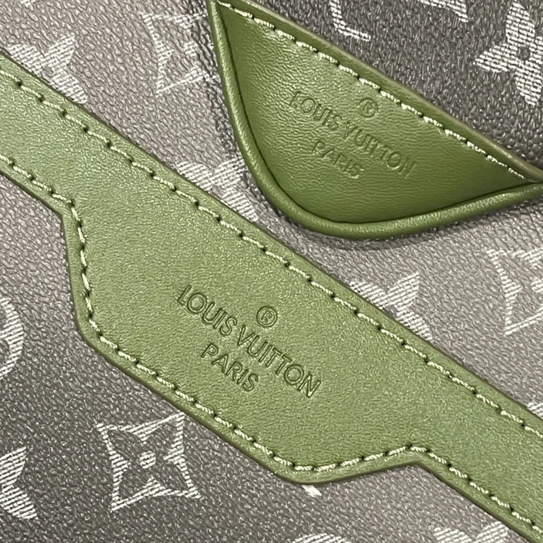 Louis Vuitton AAA Man Messenger Bags Compact 4755