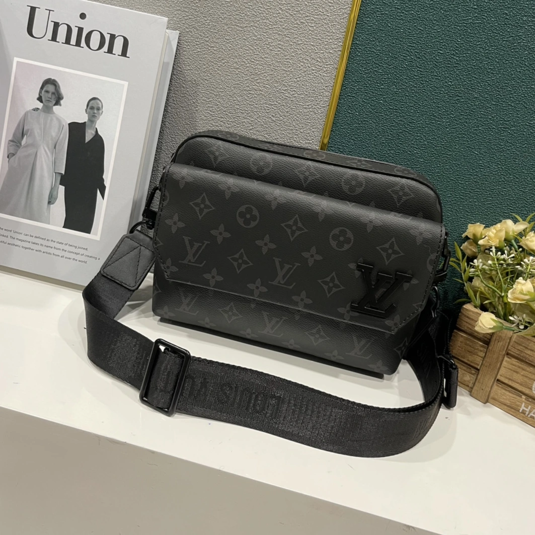 Louis Vuitton AAA Man Messenger Bags Compact 6075