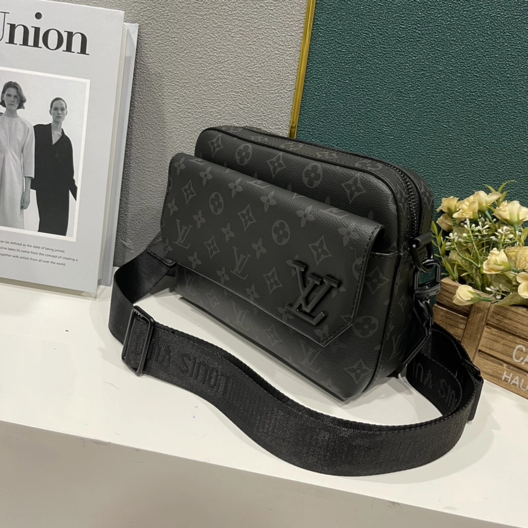 Louis Vuitton AAA Man Messenger Bags Compact 6075