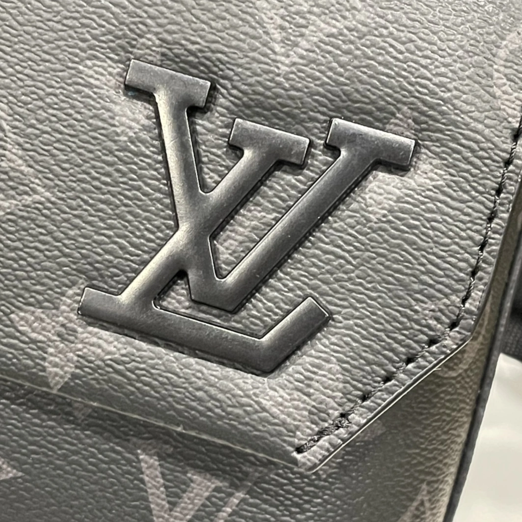 Louis Vuitton AAA Man Messenger Bags Compact 6075