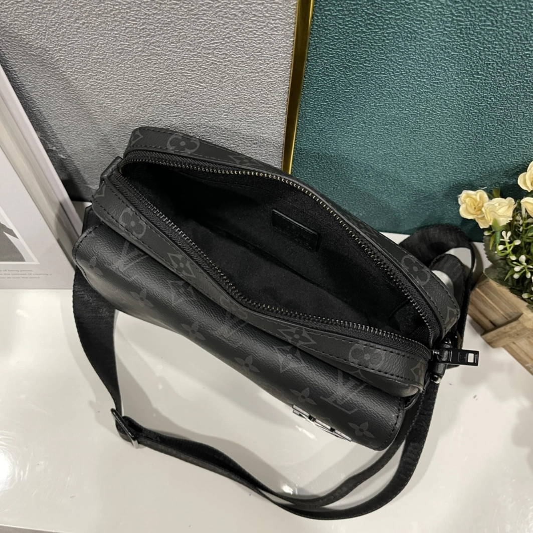 Louis Vuitton AAA Man Messenger Bags Compact 6075
