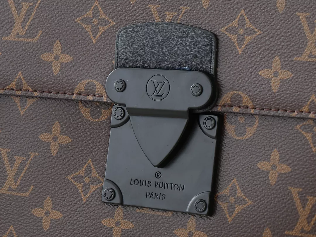 Louis Vuitton AAA Man Messenger Bags Cozy 4027