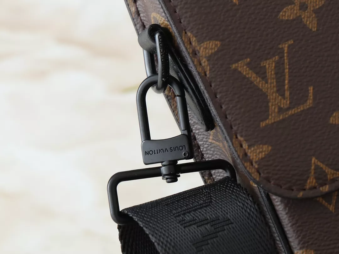 Louis Vuitton AAA Man Messenger Bags Cozy 4027