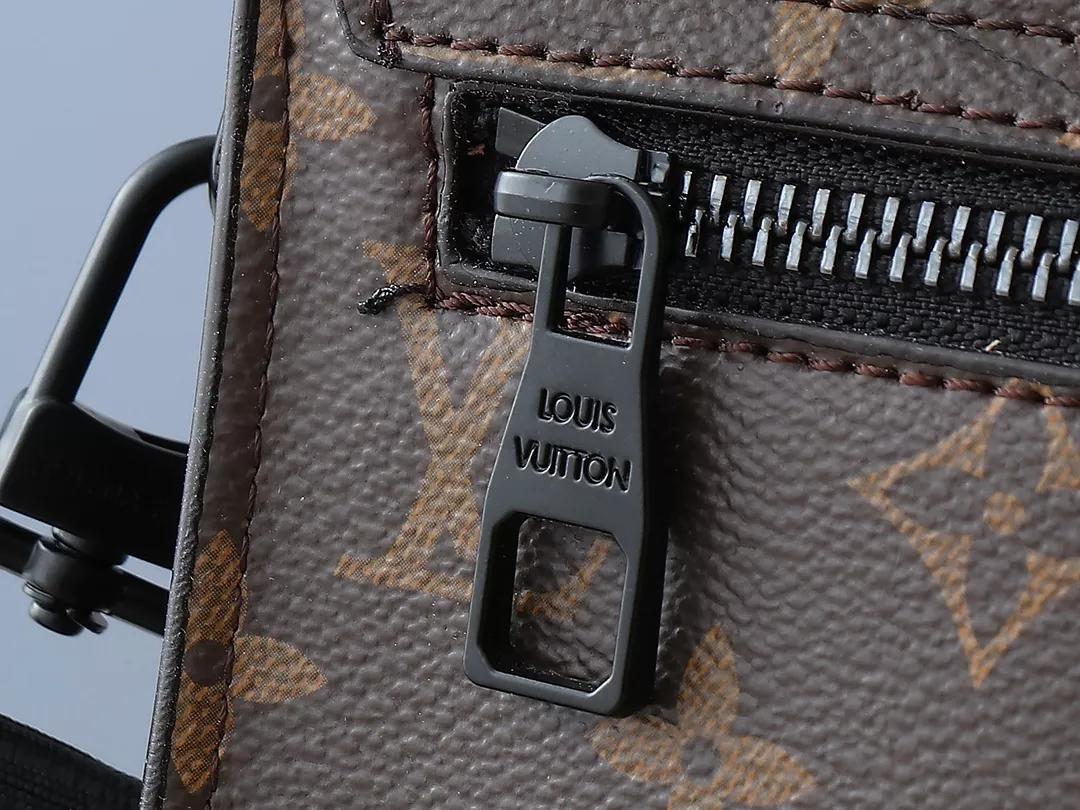 Louis Vuitton AAA Man Messenger Bags Cozy 4027