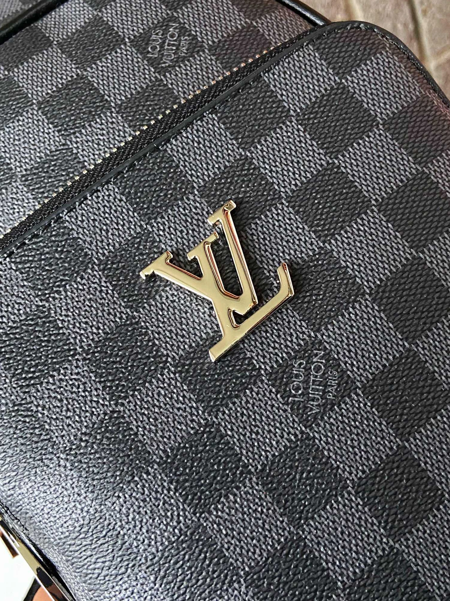 Louis Vuitton AAA Man Messenger Bags Cozy 494