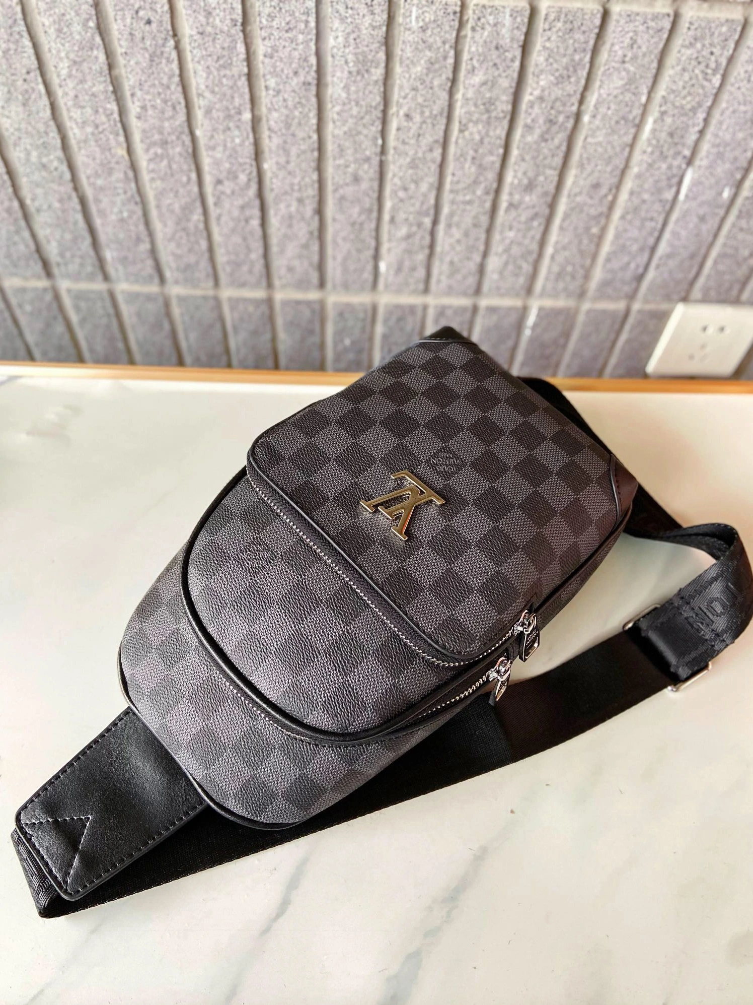 Louis Vuitton AAA Man Messenger Bags Cozy 494