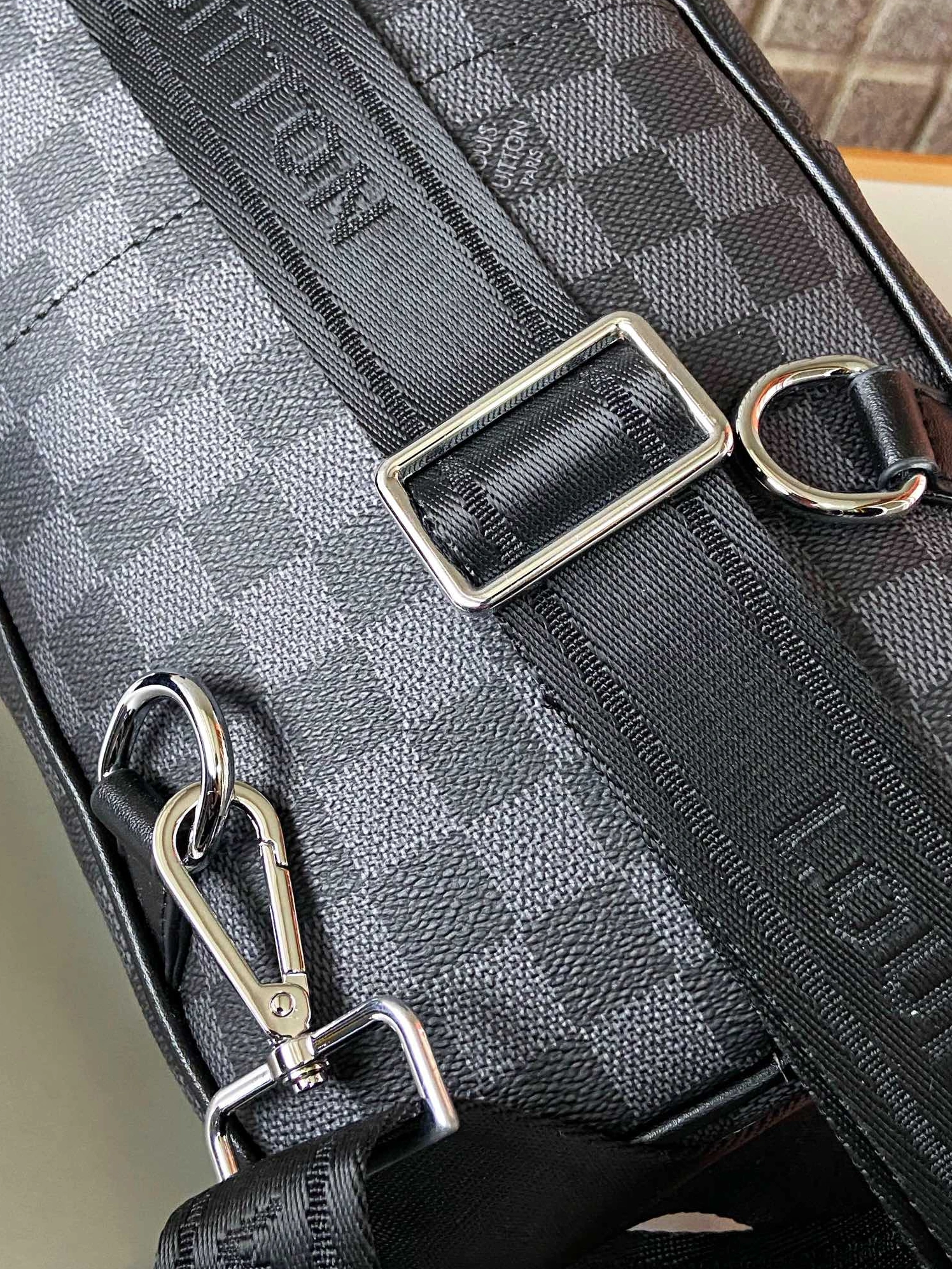 Louis Vuitton AAA Man Messenger Bags Cozy 494